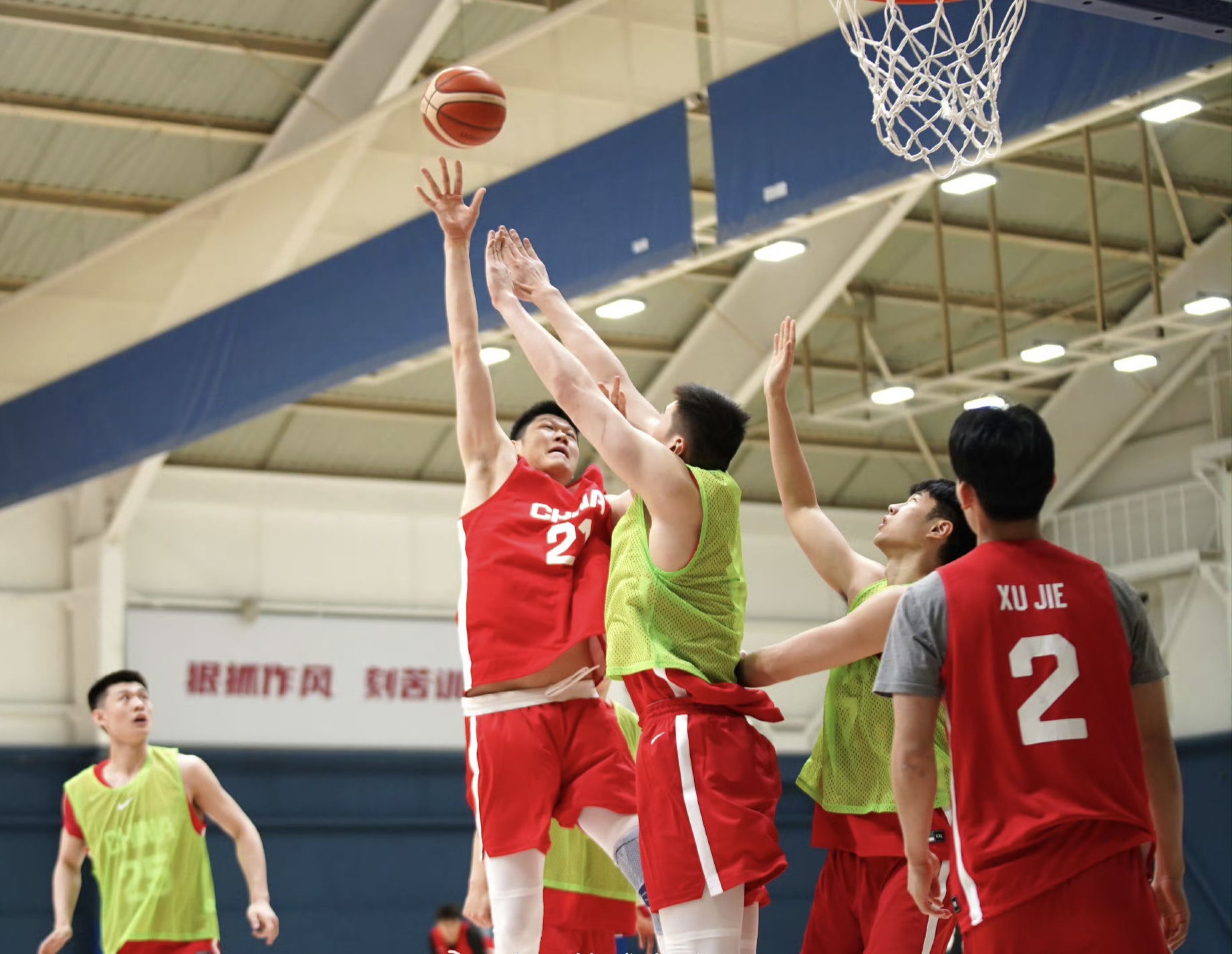 九游娱乐-萨克拉门托国王训练开放日，集结日再遭质疑引欢呼，CBA常规赛在即，年轻球员得到机会的简单介绍